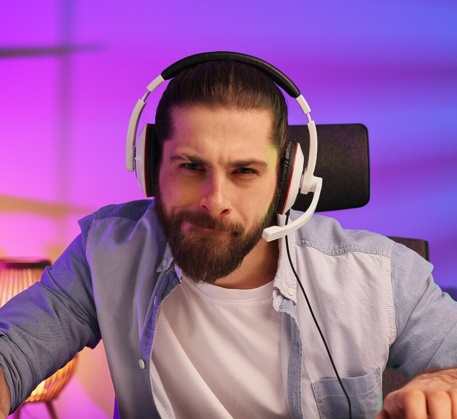 gamer-bearded-guy-in-a-gaming-headset-wins-a-vid.jpg